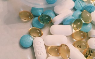 关于硝酸酯类药物（硝酸甘油）绝对不能和双效片同服！的信息